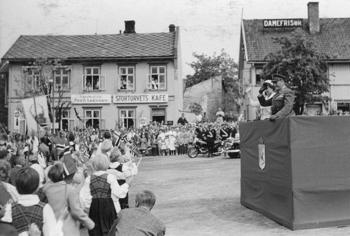 Kongebesøk i Lillehammer 1958: Kong Olav taler på Stortorget, sett mot Stortorget 3