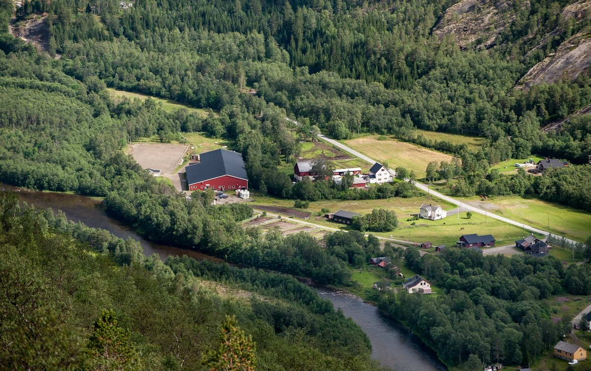 Narvik ridesenter, Bokholm, Skjomen. Foto fra kurve 7 på veien opp Sørdalen. oversiktsfoto. Foto: Harald Harnang.