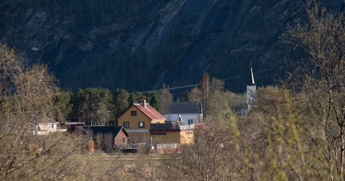 Elvegård i Skjomen. Midt på tidligere butikk i bygda. Til høyre sees litt av kirkespiret.  Foto: Harald Harnang.