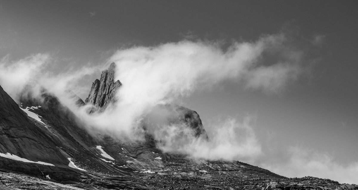 Meteorologisk fenomen, der skyer "klistrer" seg til fjelltoppene. Inni skyene her er Kuglhornet, som nå bare ser ut som tre forrevne søyler. Foto fra RV 827 rett over fjorden fra Sommarset i Efjord. Foto: Harald Harnang.
