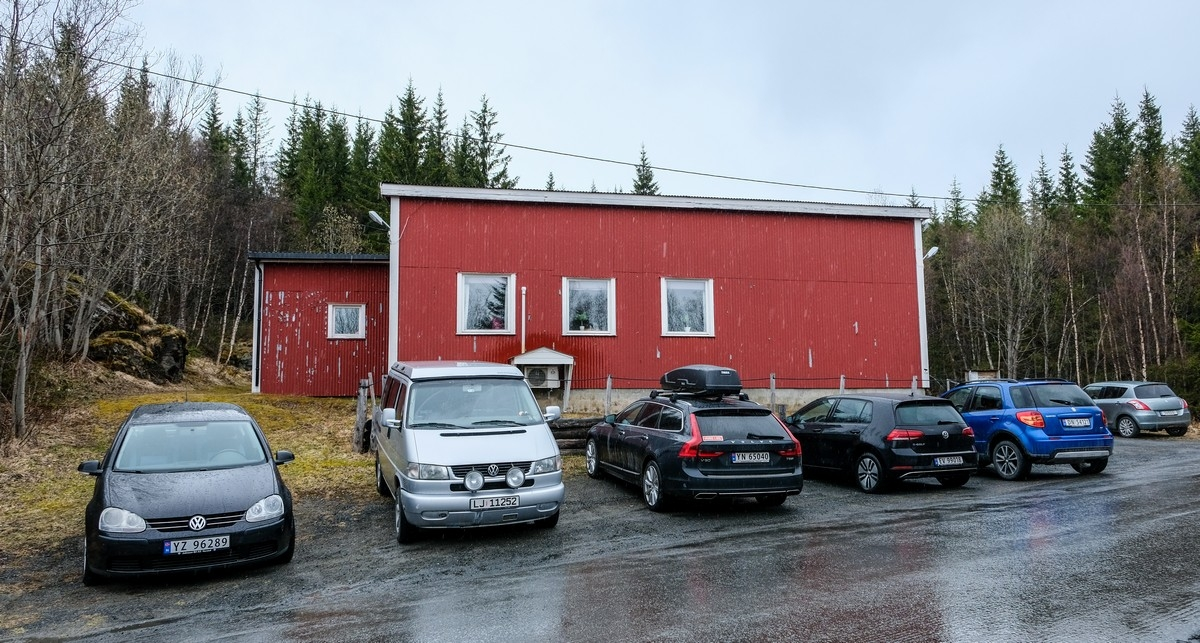 Trældal samfunnshus, i Rombaken i Narvik kommune. Loppemarked tre lørdager. Penger går til å oppgradere samfunnshuset. Foto 14. mai 2022. Foto: Harald Harnang.