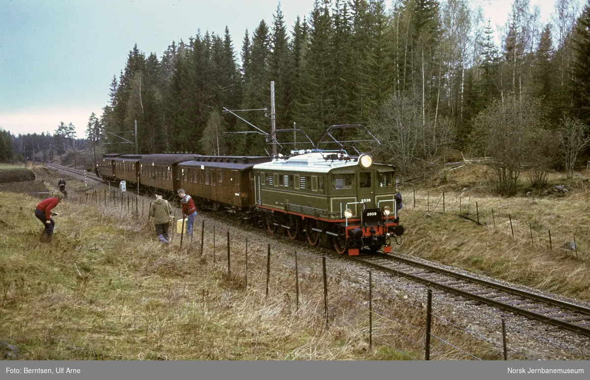 Elektrisk lokomotiv El 5 2039 med veterantog mellom Jaren og Bleiken på Gjøvikbanen