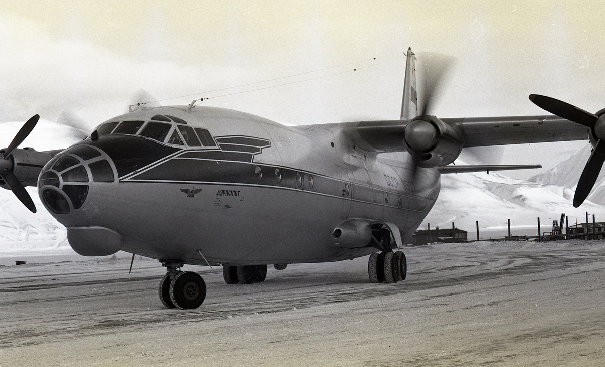 Antonov An-12B fra Aeroflot. Kjennetegn: CCCP/SSSR 11527. Første sovjetiske landing på flyplassen. Flyet kom fra Murmansk og ble ført av Kommandør Malisjev. Fire helikopter (Mi-4) hentet gods og passasjerer.