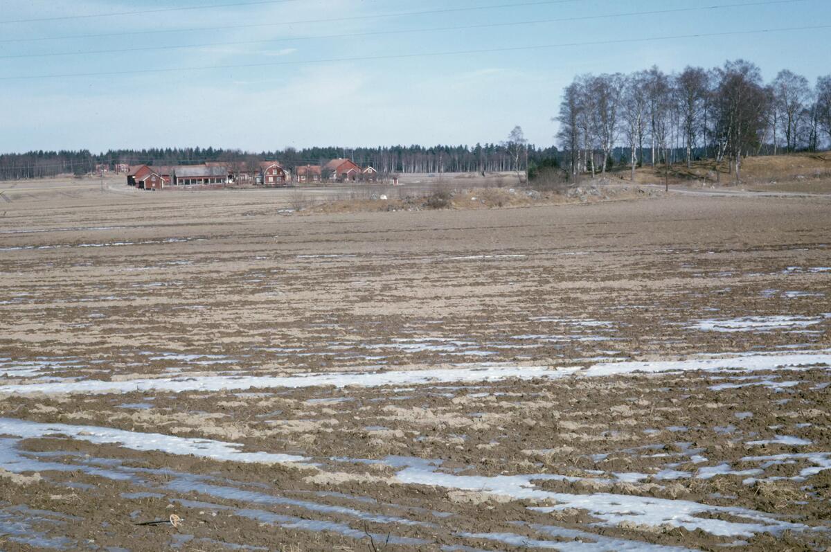 Utsikt från SV mot Söderby och N 12.
