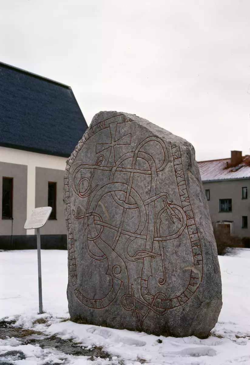 Sollentuna; runstenen U; vid Kummelby
"Helga lät resa stenen efter Svärling sin man och efter Östen och efter Häming sin son och Igulfast (ristade)