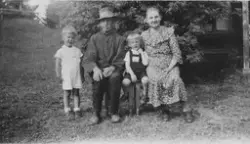 Petter og Helga Løvstad med barnebarna Leif Larsen og Kjell 