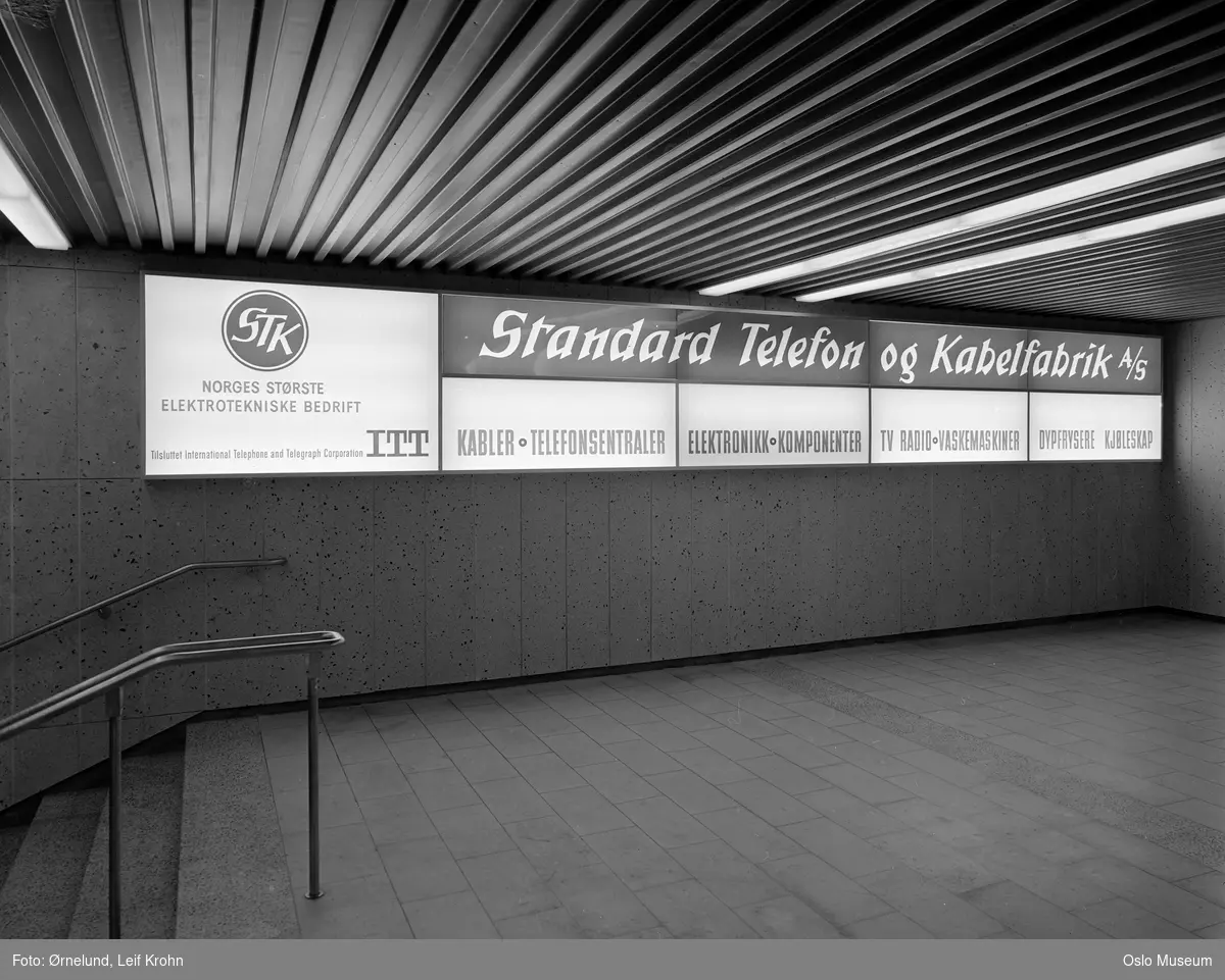 T-banen, Grønland stasjon, interiør, reklameplakater, trapp