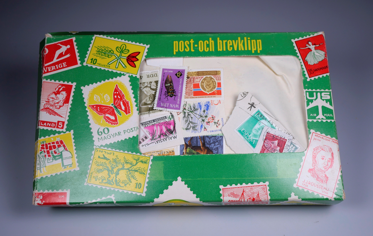 Ett färdigt kit med blandade frimärken. Såldens till frimärkssamlare. 

Frimärkssamlingen byggdes upp av givaren som barn på 1960-talet. Frimärken samlades dels från föräldrarnas post men också från färdigköpta lådor med frimärken (AM 2024-006-3).