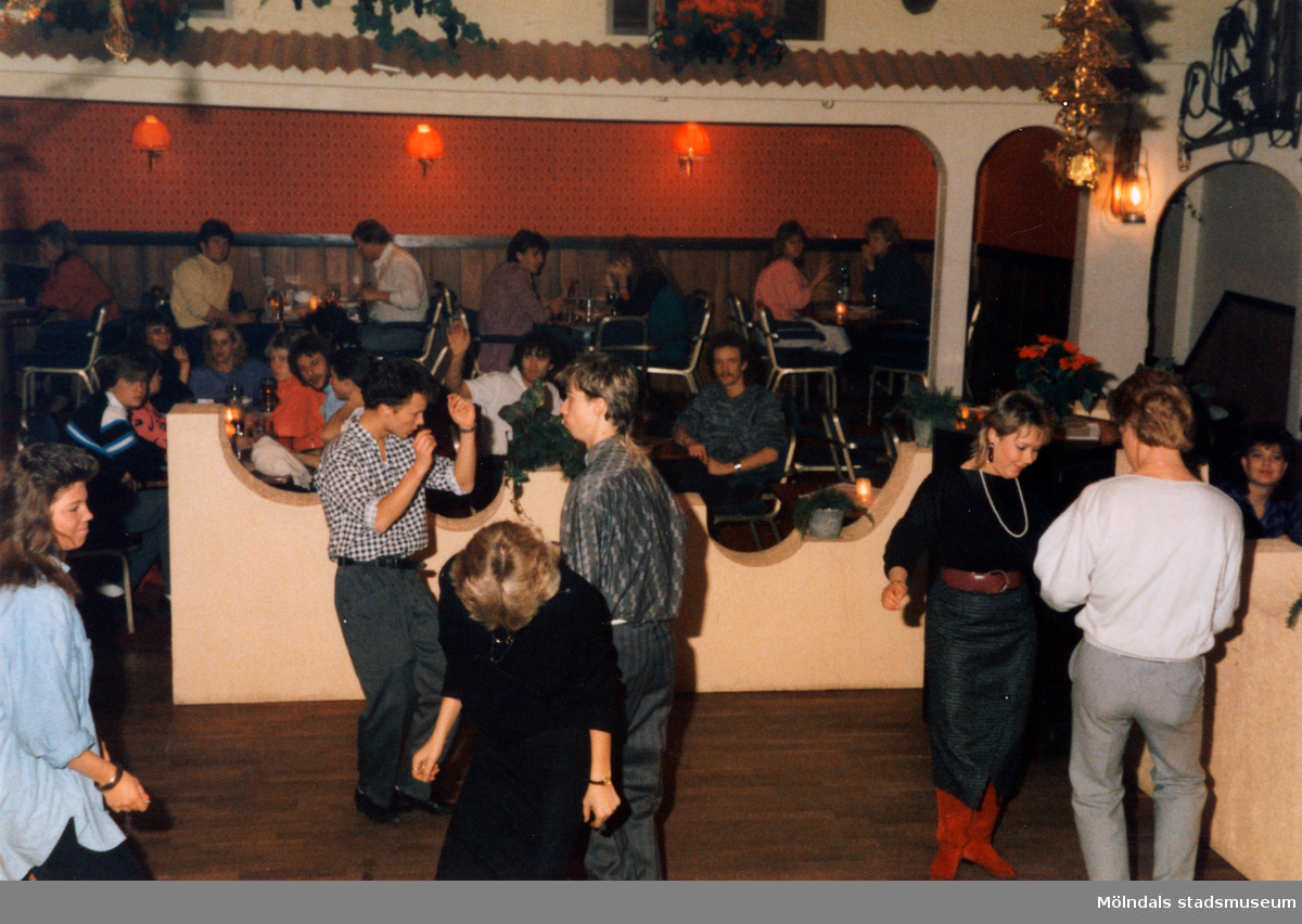 Dansande gäster på Moulin Rouge, restaurang och diskotek med adress Kvarnbygatan 1 i Mölndal, omkring år 1986.