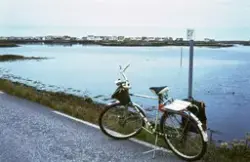 Med sykkel nær fiskeværet Veidholmen  på Smøla