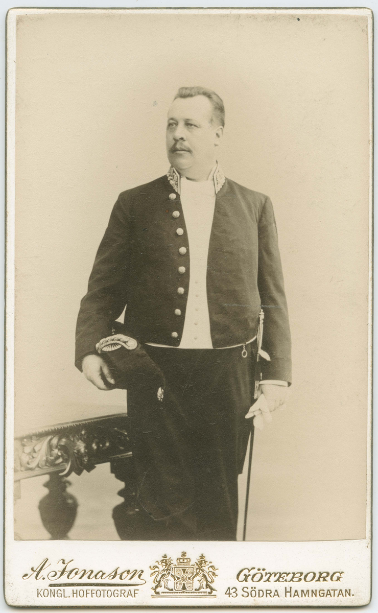 Porträtt på Herman Nikolaus Lundin. Född 3 januari år 1860 död 31 maj år 1908. Landskamrer i Göteborg.