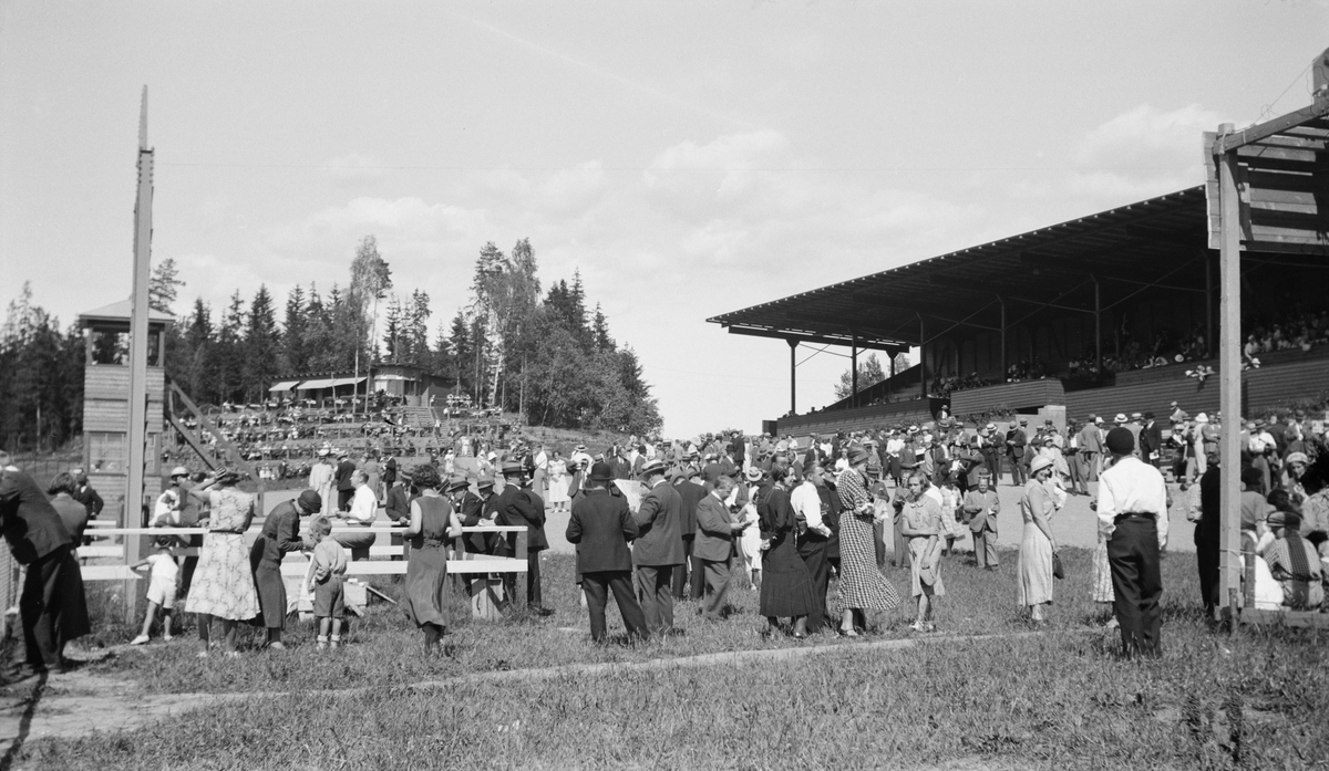 Øvrevoll Galoppbane med publikum og tribune med overbygg, ett år etter at banen ble åpnet 26. juni 1932