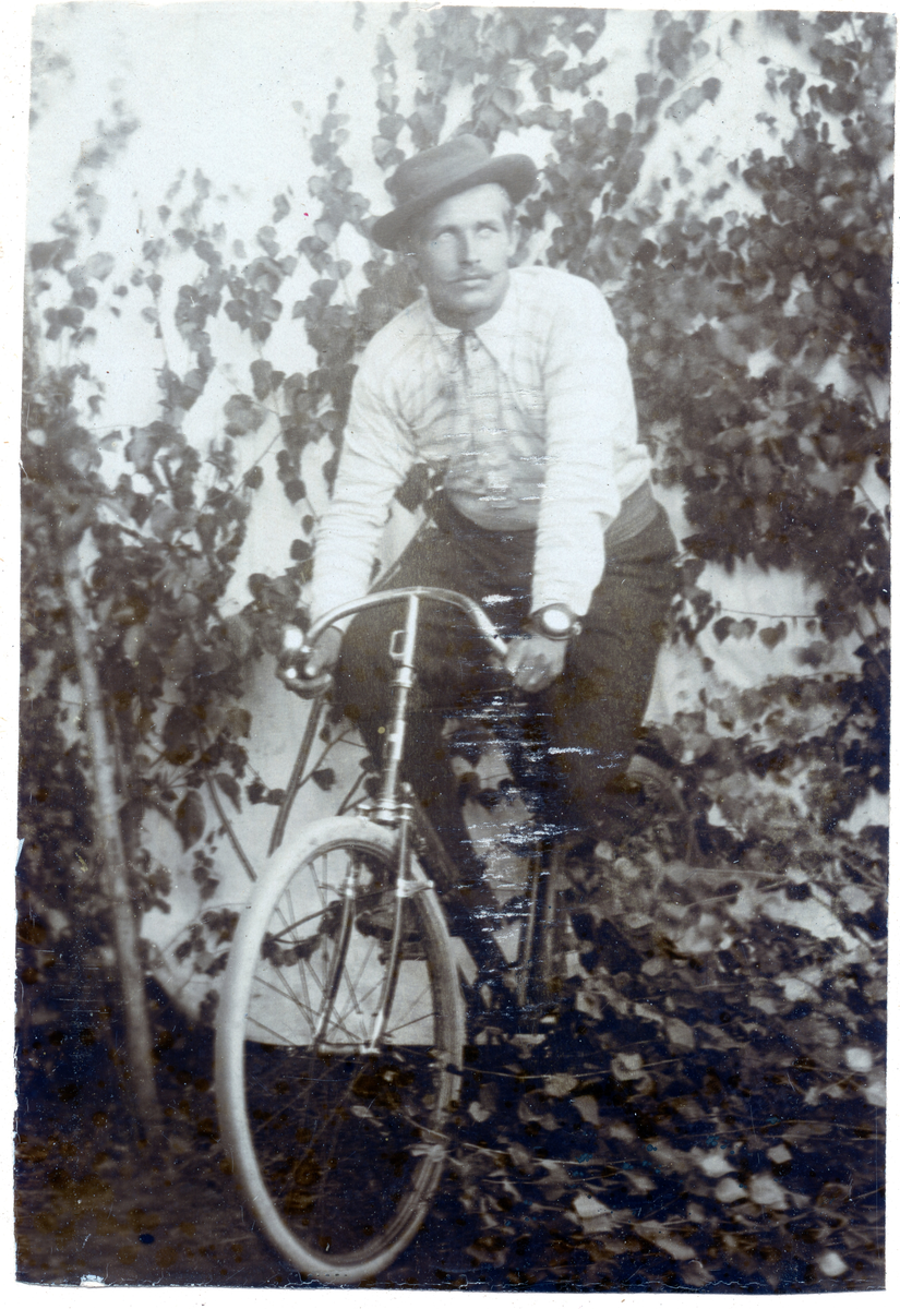 Mann på sykkel
