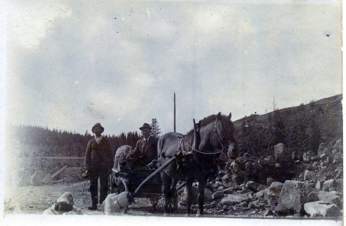 2 menn med hest
Steingrim Renslebråten og ukjent ved bommen i Rukke, på veg til Myking.
