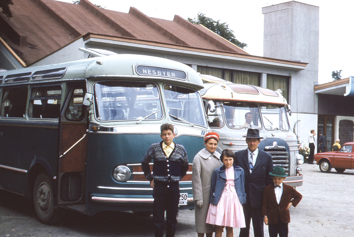 På tur til KonTiki museet i Oslo.
Bussen til Laurits Solheim. Mercedes med hekkmotor. 1962 m.
Foran bussen er familien Solheim. Margit og Laurits og barna Erling, Mari og Terje.

