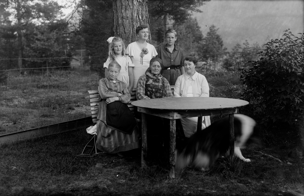 Gruppebilde. Ved et bord i hagen foran f.v. mor til Alma, Guro Langslet og Alma Langslet. Bak f.v. Gerd Langslet, Jenny (søster til Alma) og sønnen Øyvind.
