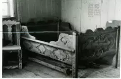 Interiør fra Kolsrudstugu seng og stol i kleven