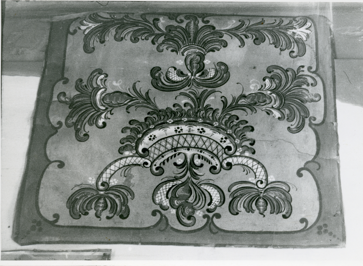 Rosemaling
Hallingmønster malt på papir av Elling Furuhaugen.
