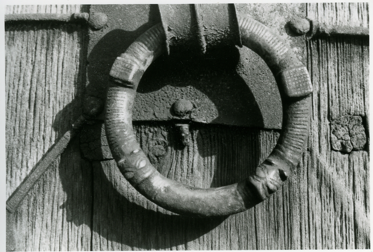 Dør med handtak fra Torpo stavkyrkje
