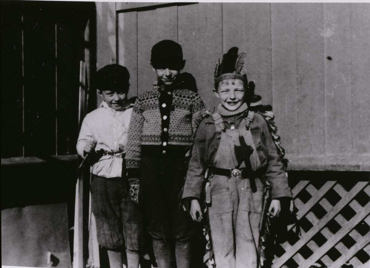 Leik som cowboy og indianer har alltid vært populært. Her f.v. Trygve Milson, Kolbjørn Berg Kveim og Kristian Mathismoen. De er alle 7 år og altså født i 1935.
