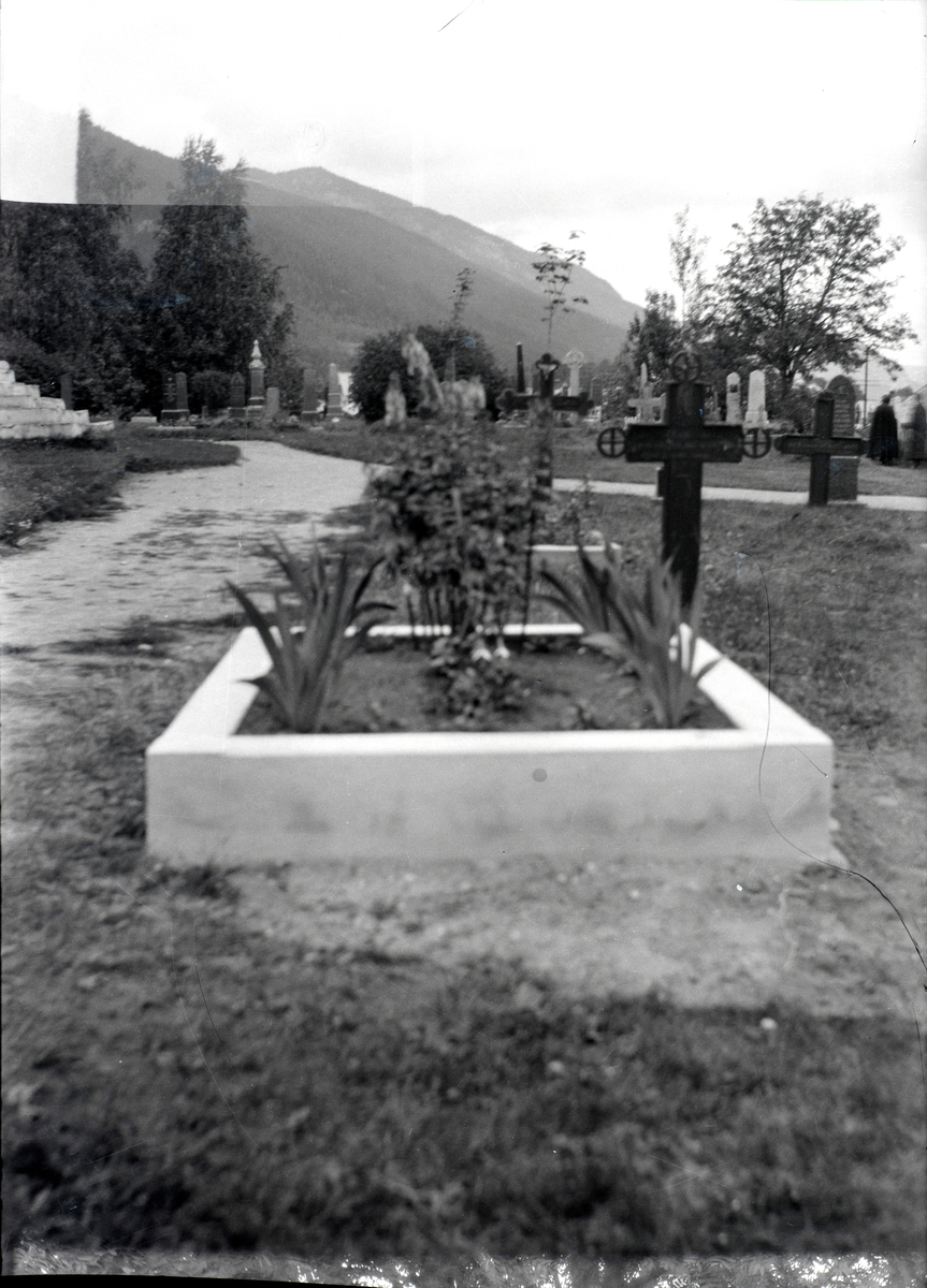 Kirkegård
Nes kirkegård.
Gravstedet til Tore Nesmoen (1840-1910)
