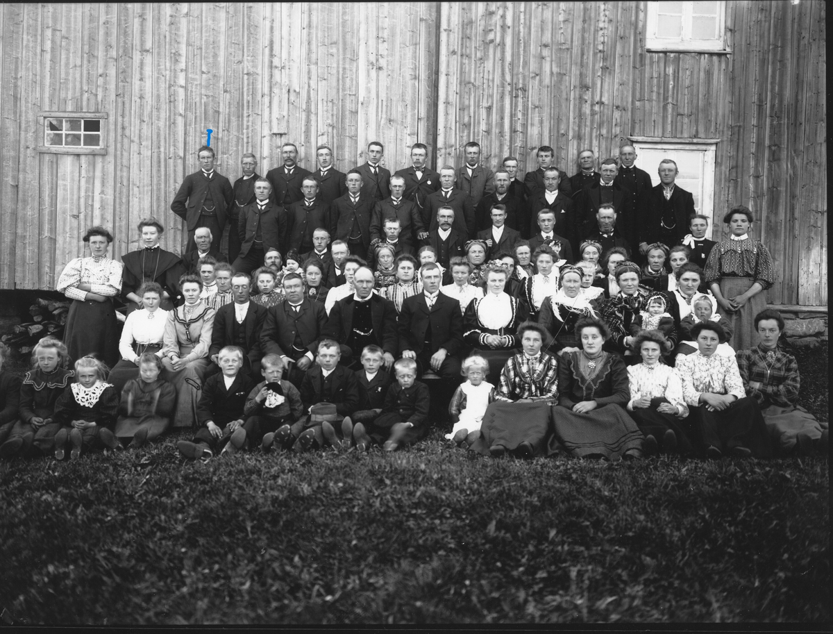 
Slektsstevne ca 1900. På bilde befinner seg Petter Kvarteig, Ola Moen, Tollef Mathismoen, Halvor Liodden m. fl
