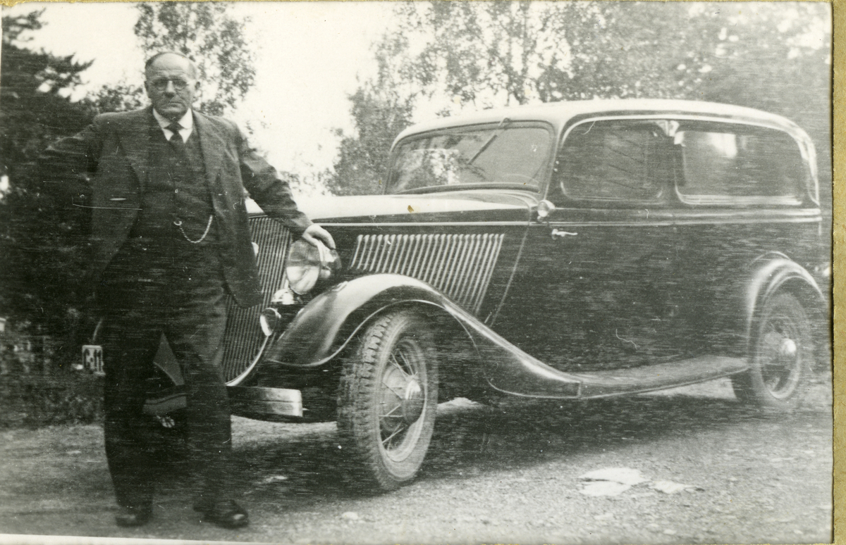 Bil
Store-Ola Tyribakken med bilen sin. Ford V8, 1933-1934 modell varebil.
