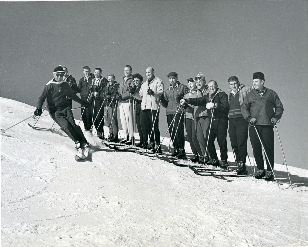 Skiinstruksjon, Olaf Rodegard med klasse i Sun Valley.
Skiinstruksjon,  Olaf Rodegard med klasse i Sun Valley.

