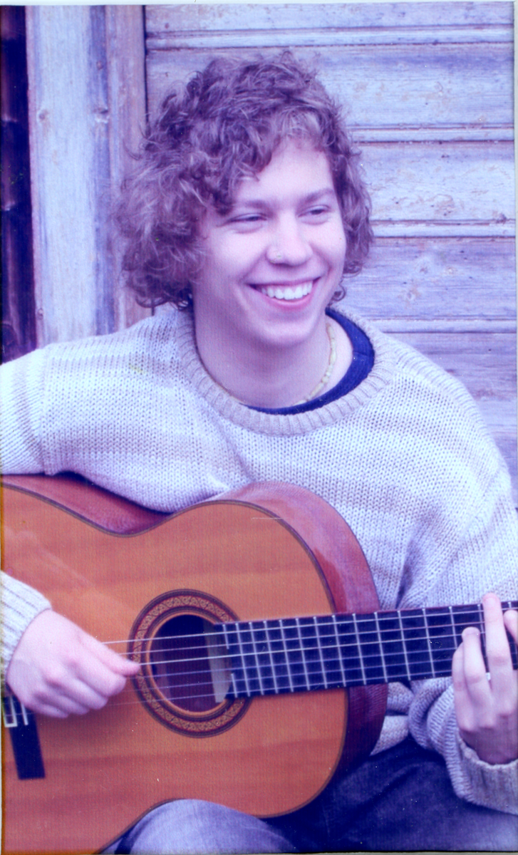 Musikk
Vetle Løvgård med gitaren. Han er her 15 år.
