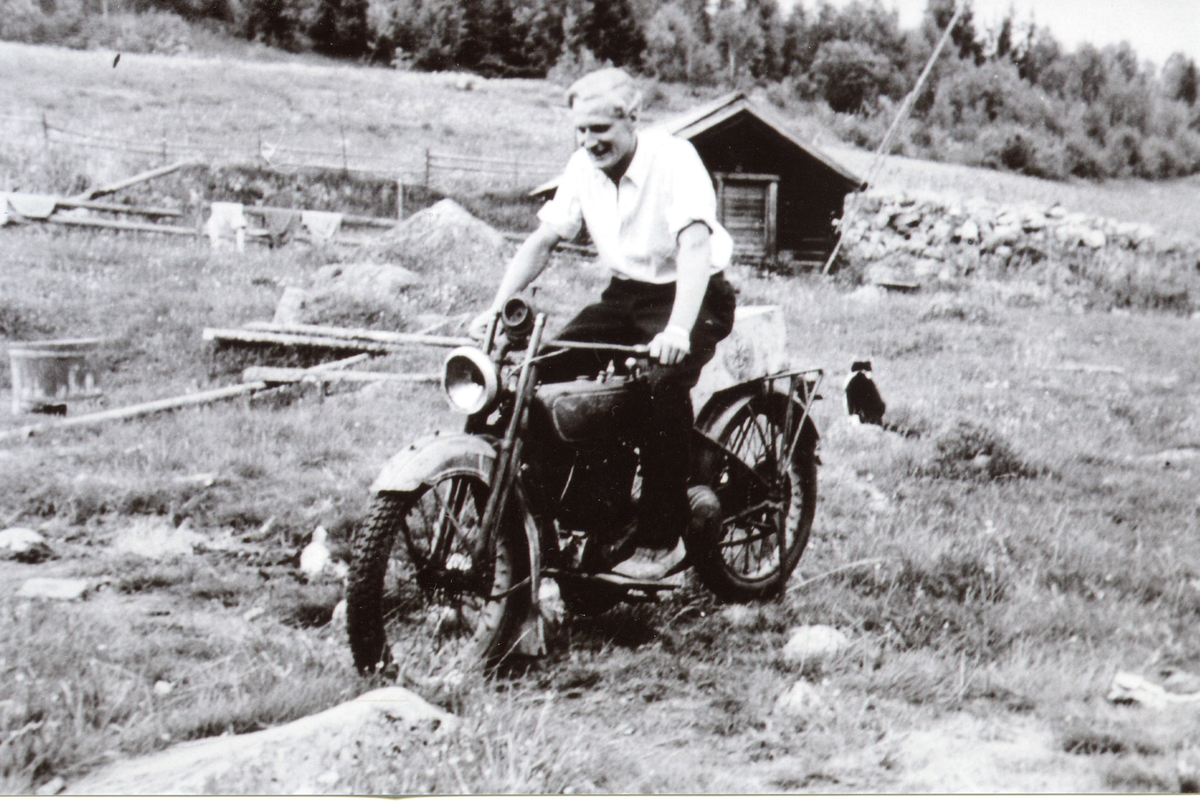Motorsykler.
Harald Skjellerud på motorsykkel ved eldhuset i Hallen.
