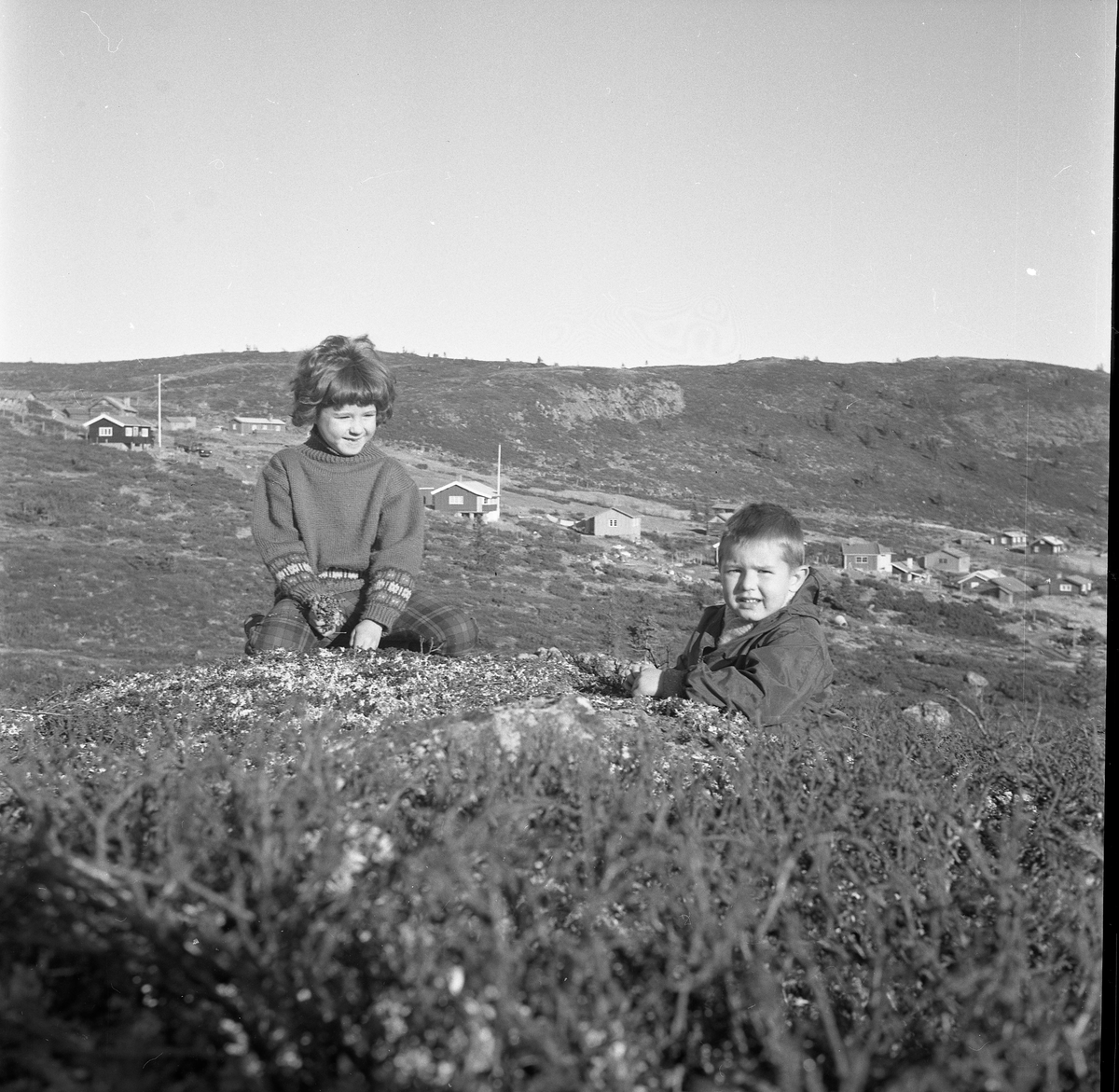 Barn
Anne og Odd Sagabråten. Grønhovd i bakgrunnen
