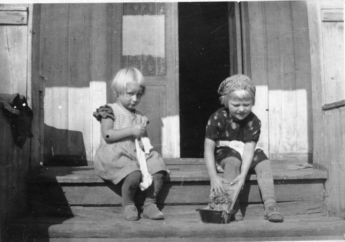 Barn
To jenter leiker, Kirsten og Bjørg.
