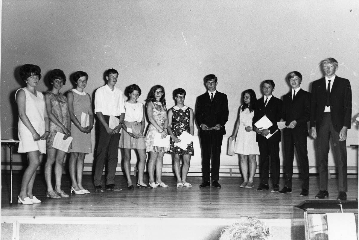 Skoleavslutning. Første klasse som mottar vitnemål fra Nes og Flå ungdomsskole. 1969.
