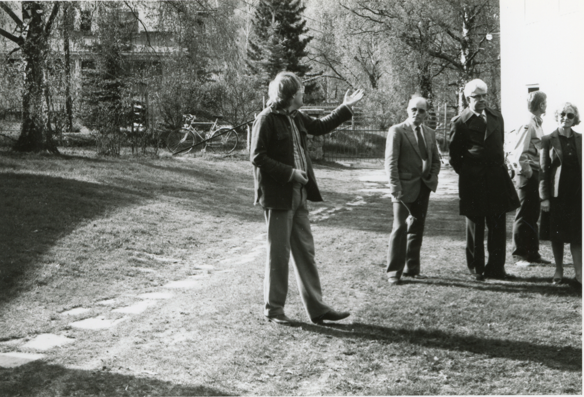 Sorenskrivergården.
Fra venstre, Jon Sandsmark, Trygve Eidal, Karsten Lund, ukjent og  Bjørg Eidal.
