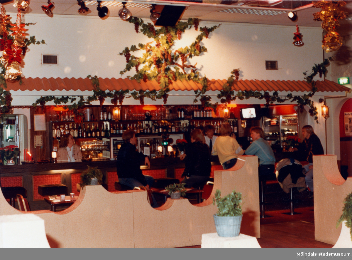 Gäster sitter i baren på Moulin Rouge, restaurang och diskotek med adress Kvarnbygatan 1 i Mölndal, år 1988.