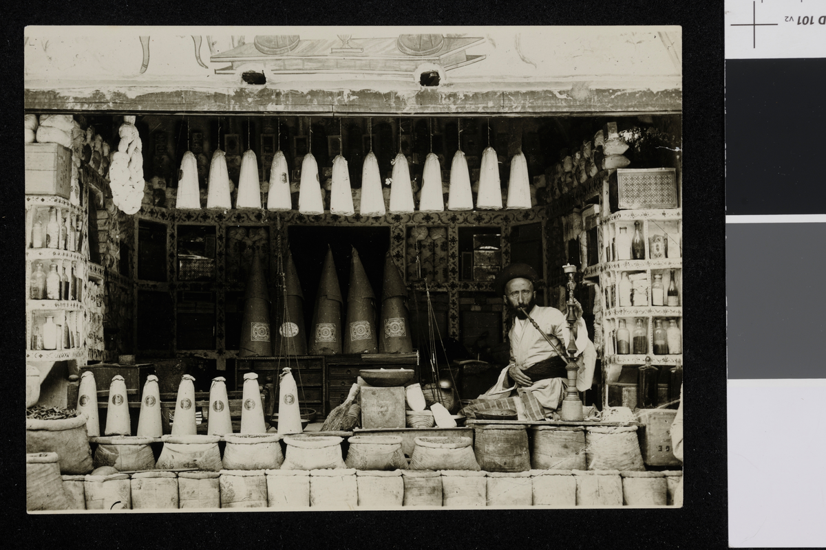 Kolonialforretning. Fotografi tatt av/ samlet inn av Elisabeth Meyer fra reise til Iran 1929.