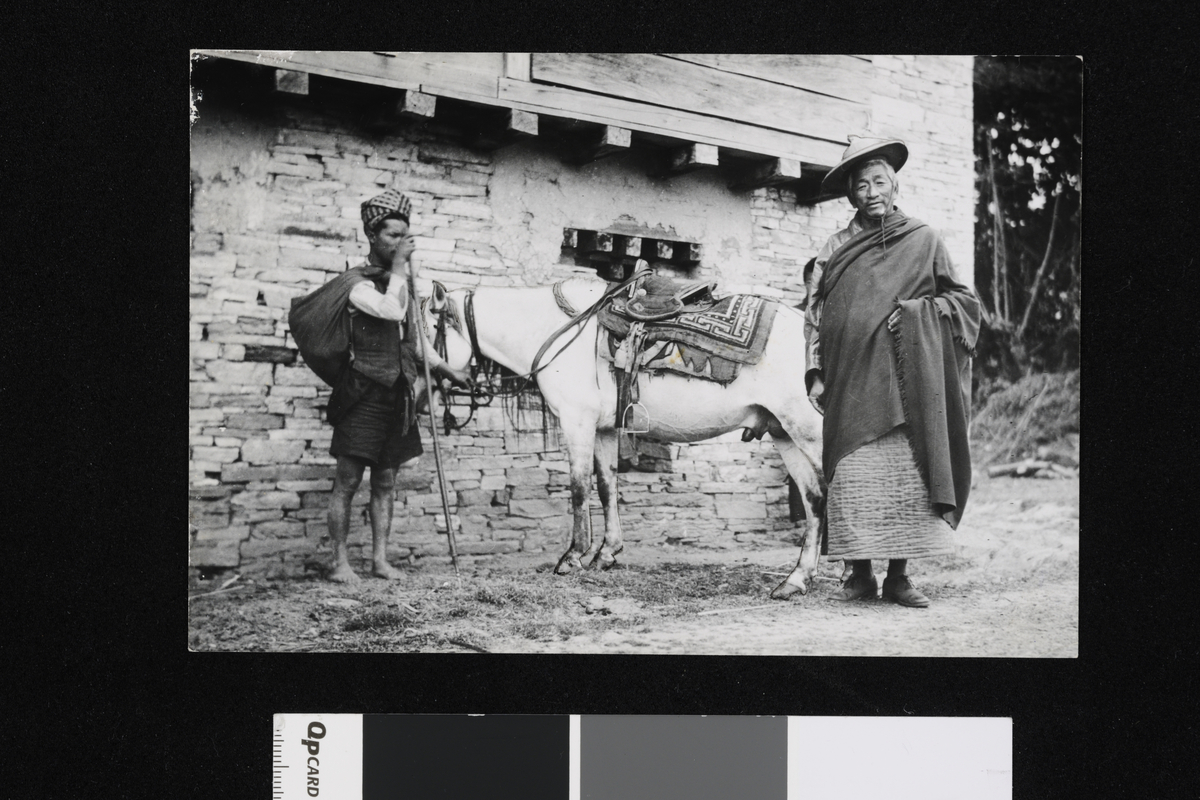 Tibetansk prest og en mann ved Pemayangtse klosteret i Sikkim. Fotografi tatt i forbindelse med Elisabeth Meyers reise til India 1932-33.