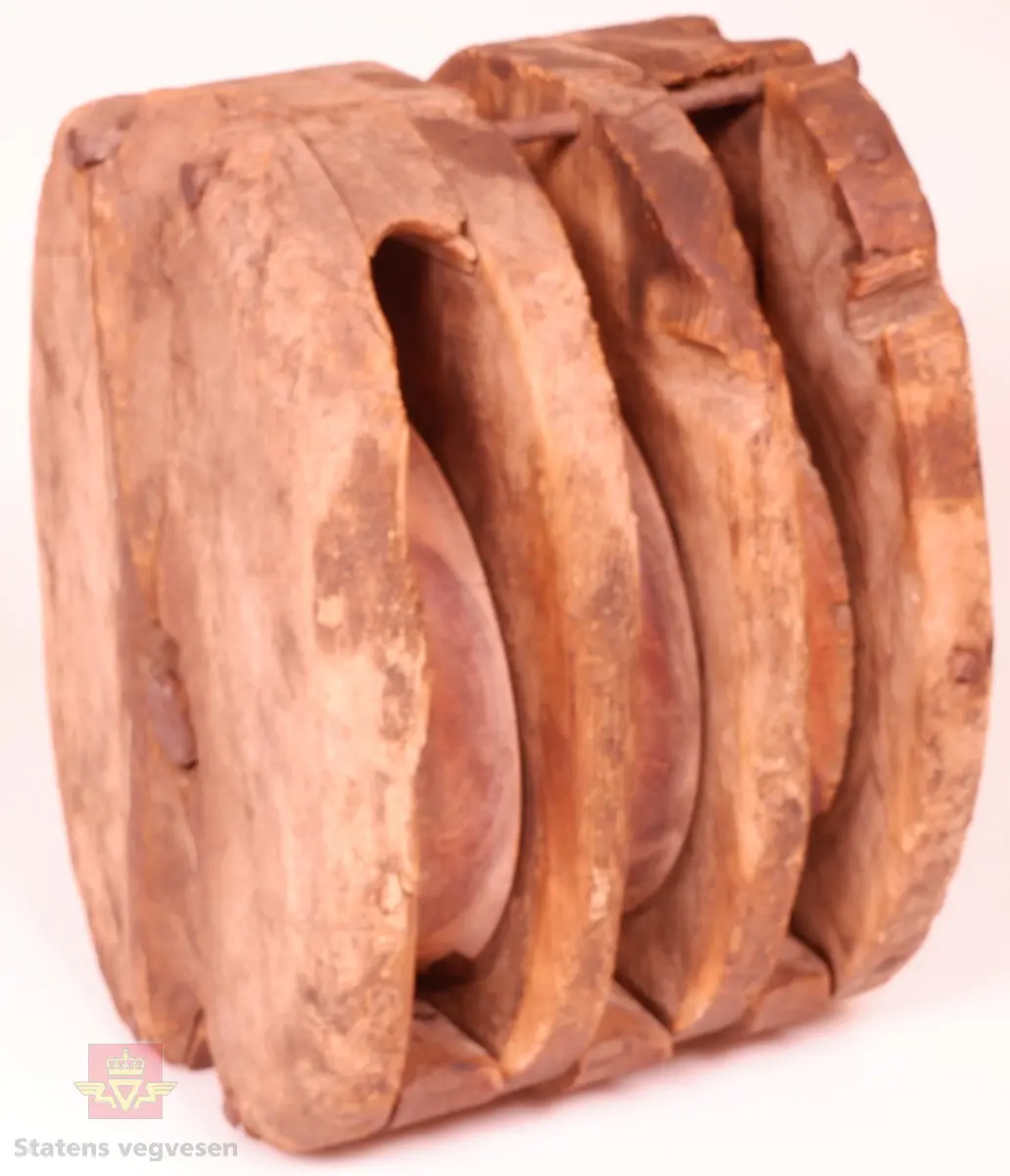 Trehjuls kasteblokk der sideflater og hjul er laget av tre. Beslag og senterbolt i jern. 