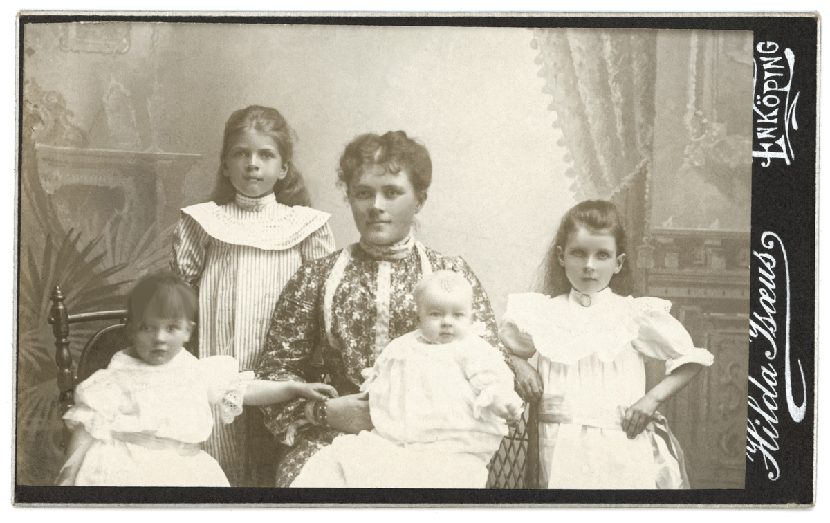 Studiofotografi av mamma med sina fyra barn.