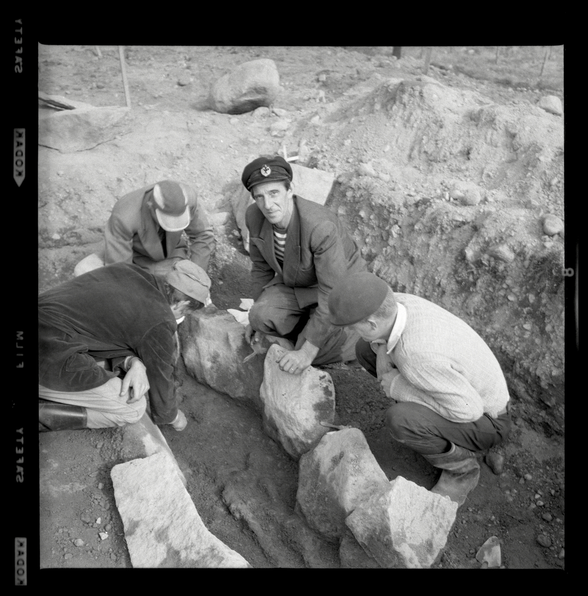 Svedvi sn Rallsta RAÄ 16 Arkeologisk undersökning utförd av Vlm / Henry Simonsson 1960-61.

Män från utgrävningen av stenkistan, anläggning 86.
