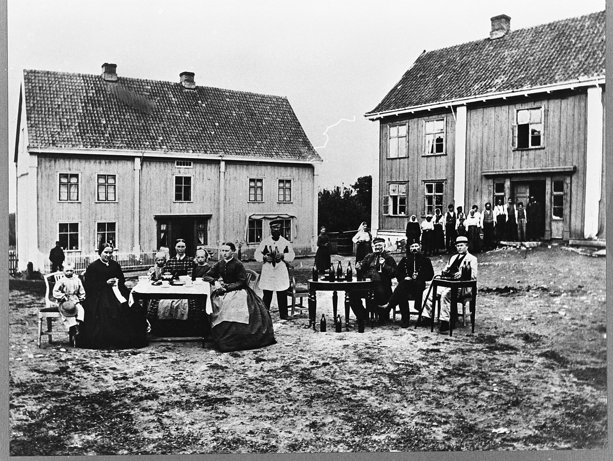 Fra venstre: Helge Stai, fru Stai, Mina Braastad, Karen Majer, Ovidia Braastad, Petra Majer, alle sittende rundt kaffebordet.  Videre Gulbrand Bøe med ølflaskene, Torkel Majer, veterinærkaptein H, stai og ytters til høyre antaelig fotografen P. A. Thoren.