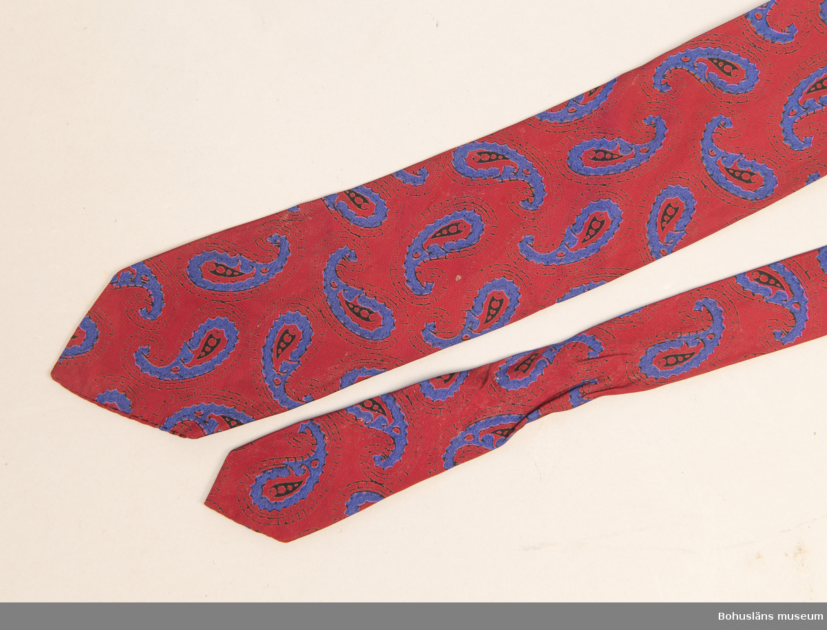 Paisleymönstrad slips.