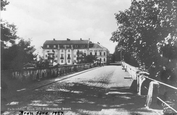Vykort, "Falkenberg. Bron och Falkmanska huset." Påskriven text: "Bron före 1927." Vykortsförlag: Hj. Kindvalls Bokhandel, Falkenberg.