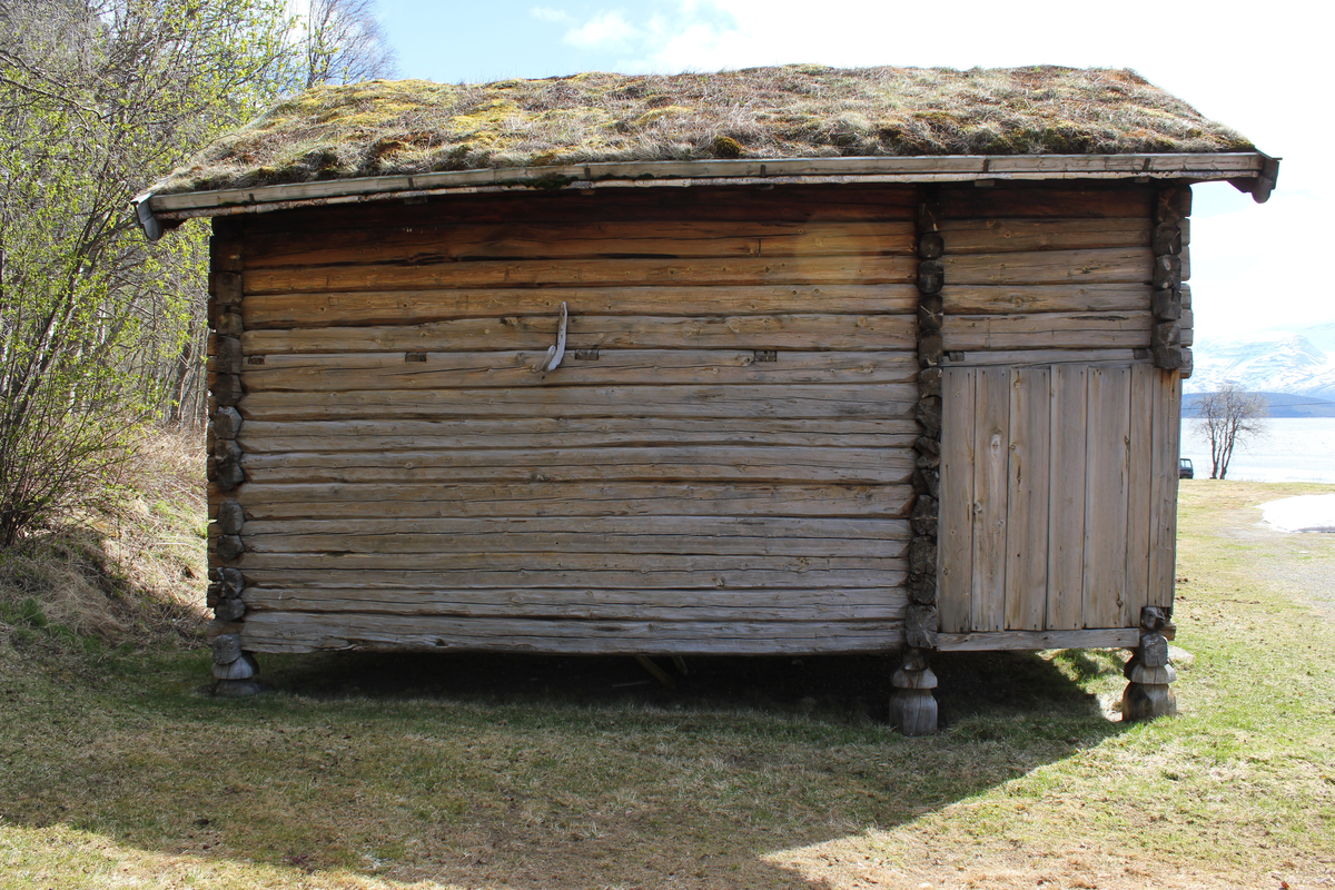 Stabburet ble bygd i 1890 på gården Elvevold nedre i Rostadalen.