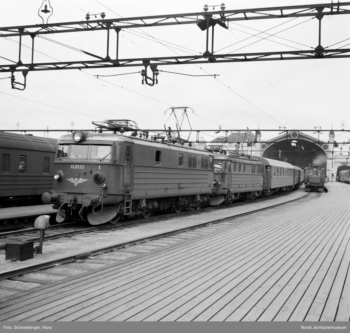 Elektrisk lokomotiv El 13 2133 og El 11 (ukjent nr.) med tog til Stockholm på Oslo Ø