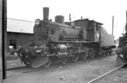 Damplokomotiv type 27a nr. 248 utenfor lokomotivstallen på K