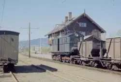Thamshavnbanens elektriske lokomotiv nr. 8 med tomtog til Lø