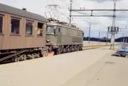 Elektrisk lokomotiv El 8 2068 med persontog retning Oslo V p