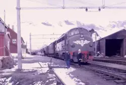Diesellokomotiv Di 3 616 med dagtoget fra Bergen til Oslo, t