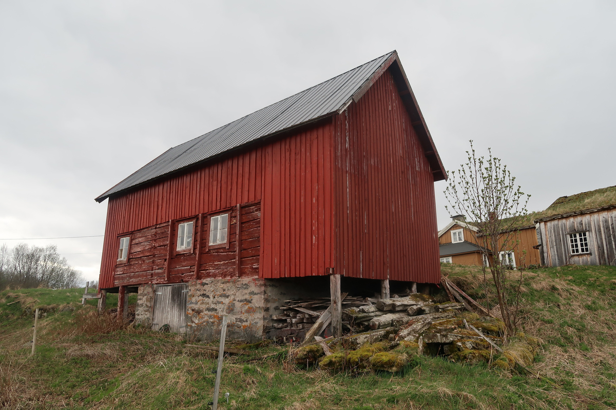Fjøset ble bygd på gården i 1917. Det ble senere solgt og flyttet. Da Hofsøy bygdemuseum etablerte seg flyttet de tilbake fjøset til sin opprinnelige plass.